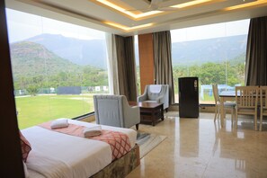 Luxury Room | Premium bedding, Select Comfort beds, laptop workspace, soundproofing - Forest Meadows Resort -Swiss In Salem (Salem)