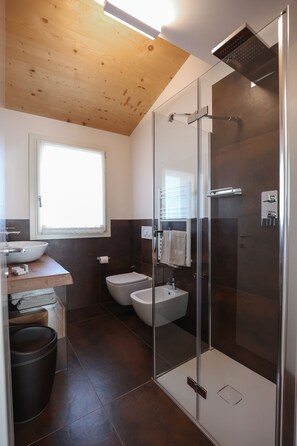Quarto quádruplo luxo, vista para a montanha | Banheiro | Chuveiro, chuveiro com efeito de chuva