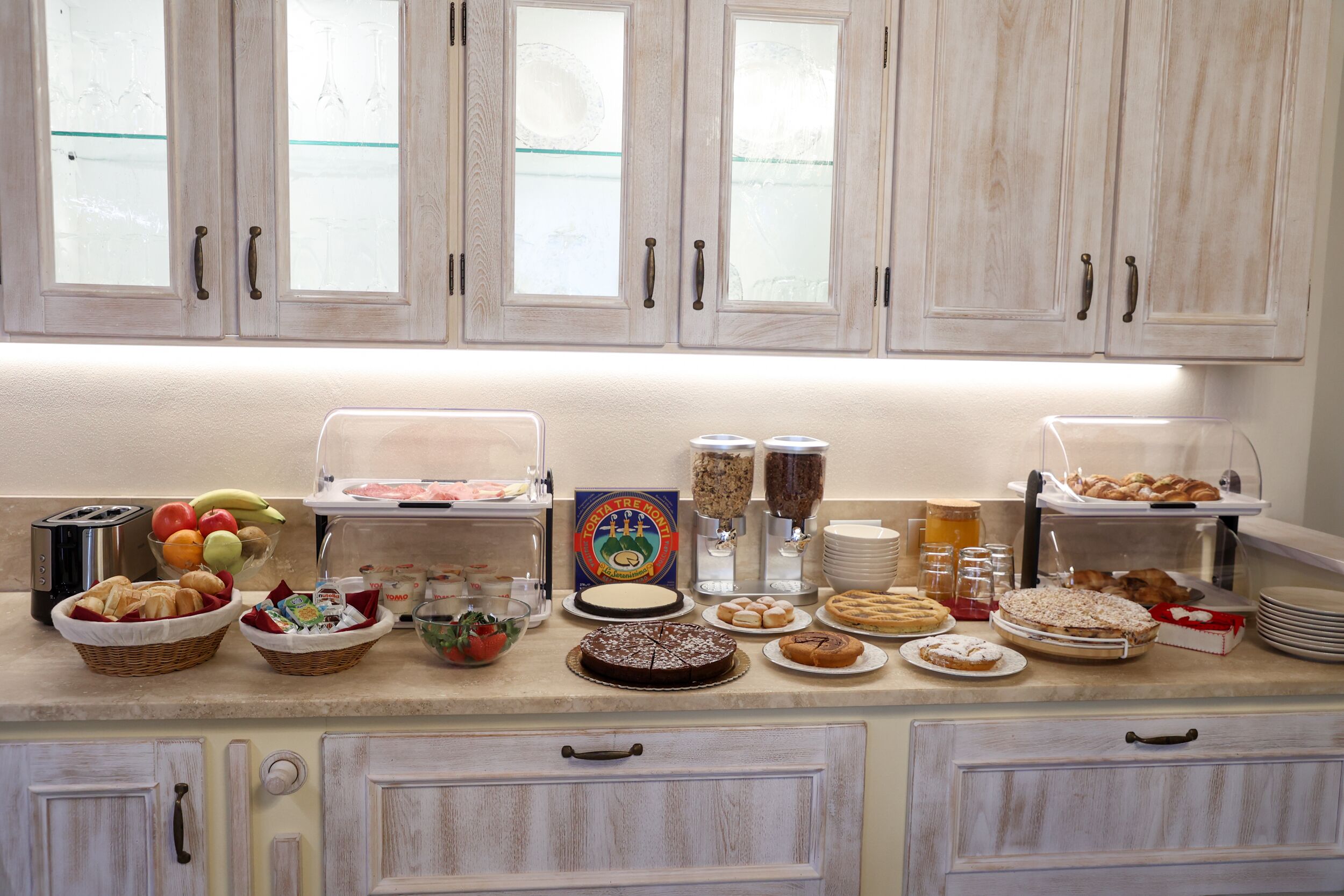 Un ricco buffet per la colazione con diversi cibi e un angolo caffè.