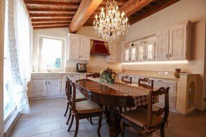 朝食 (ビュッフェ)、毎日提供 (無料)