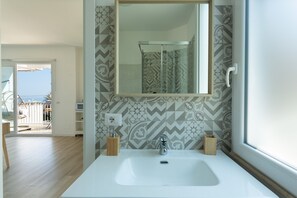 Hårtork, handdukar, tvål och toalettpapper