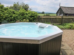 Outdoor spa tub - The Loft (Shrewsbury)