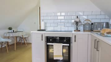 Frigorífico, hervidor eléctrico, tostadora y utensilios de cocina