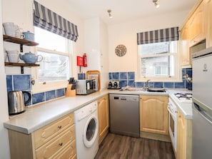 Dishwasher, electric kettle, toaster, cookware/dishes/utensils - Walla Crag, Royal Oak House (Keswick)