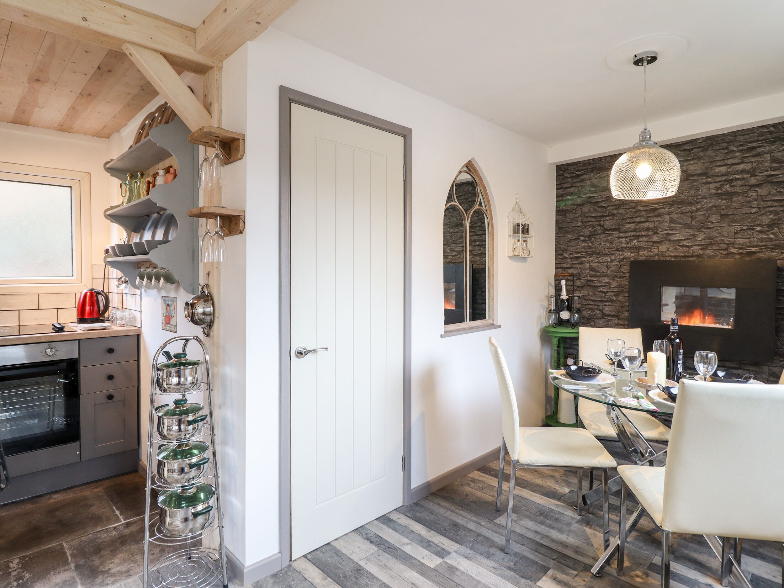 電冰箱、電熱水壺、烤麵包機、鍋具/餐盤/廚房用品