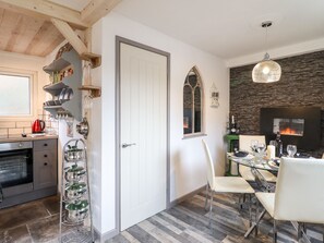 Réfrigérateur, bouilloire électrique, grille-pain