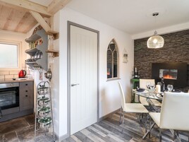 Frigorífico, hervidor eléctrico, tostadora y utensilios de cocina