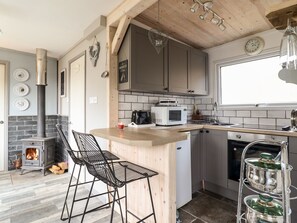 Réfrigérateur, bouilloire électrique, grille-pain