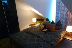 4 bedrooms, travel crib