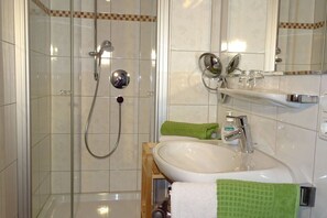 Dusche, Haartrockner, Handtücher