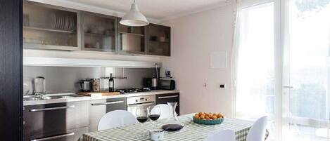 Frigorífico, horno, placa de cocina y lavavajillas