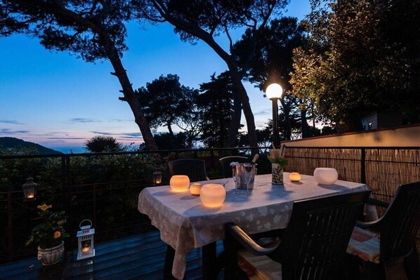 屋外ダイニングエリア