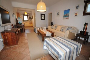 Appartement Exclusif | Coin séjour | TV connectée de 42 pouces avec chaînes numériques, lecteur de DVD