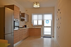 Fridge, oven, stovetop, coffee/tea maker