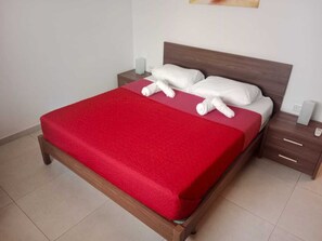 2 habitaciones, escritorio y tabla de planchar con plancha 