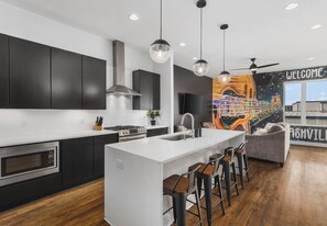 ثلاجة، ميكروويف، فرن، موقد طهي مسطح