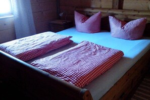 6 bedrooms, travel crib