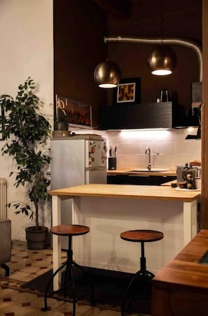 Réfrigérateur, four, lave-vaisselle, cafetière/bouilloire