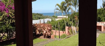 7 minute walk to Palm Beach! Family-sized chalet with swimming pool & games room