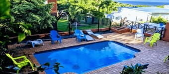 7 minute walk to Palm Beach! Family-sized chalet with swimming pool & games room