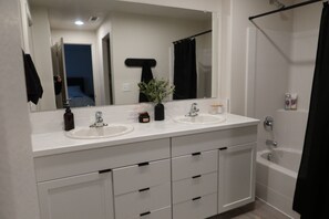 Sèche-cheveux, bidet, serviettes fournies, savon