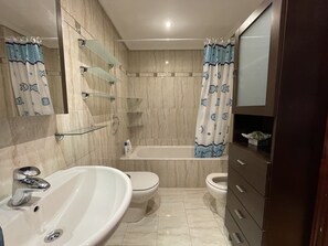 Secadora de cabello, bidet, toallas, jabón 