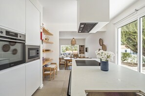 Geladeira, micro-ondas, fogão, lava-louças
