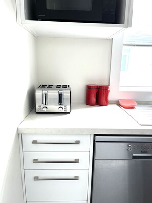 Fridge, microwave, oven, stovetop - Holiday home close to beach private parking (Dunedin)