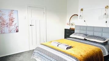 3 bedrooms, desk, travel crib, WiFi