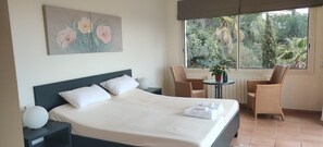 4 habitaciones, tabla de planchar con plancha, wifi y ropa de cama 