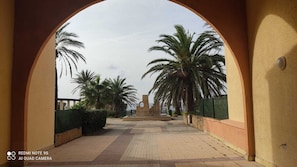 Property grounds - Duplex VUE MER 180° Plage 100 m Garage Parking 3 Espaces Nuit 2 sdb 2 WC (Six-Fours-les-Plages)