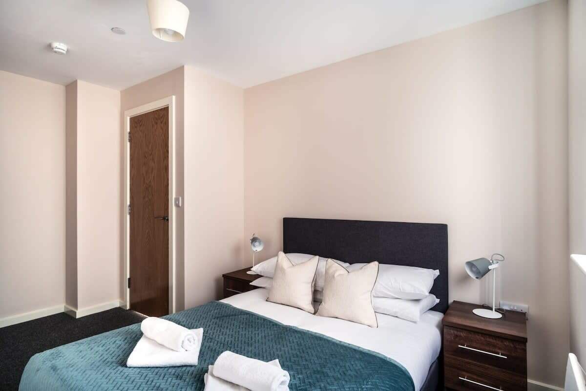 2 bedrooms, desk, iron/ironing board, WiFi