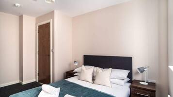 2 bedrooms, desk, iron/ironing board, WiFi