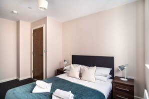 2 室のベッドルーム、デスク、アイロン / アイロン台、WiFi