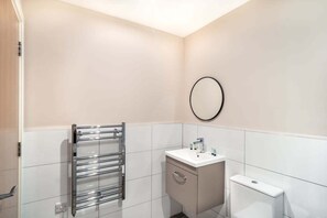 Shower, hair dryer, towels, shampoo - Modern & Stylish 2 Bed Apartment in Manchester (Manchester)