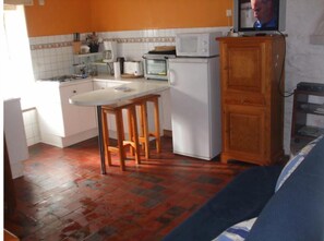 Een koelkast, een magnetron, een oven, een waterkoker