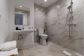 Een douche, een haardroger, handdoeken