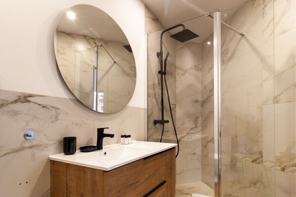 Douche, sèche-cheveux, serviettes fournies