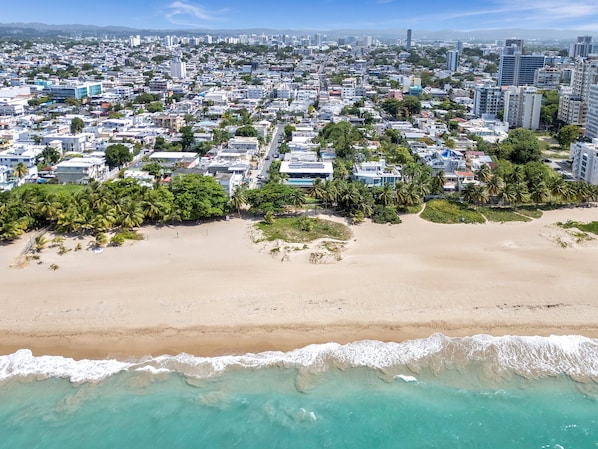 Una spiaggia nelle vicinanze