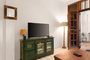 Interior - 1BR • Walk to Beach • Sleeps 2 (Santurce)