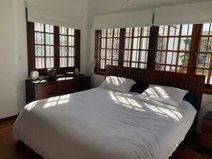 3 chambres, fer et planche Ă repasser, draps fournis