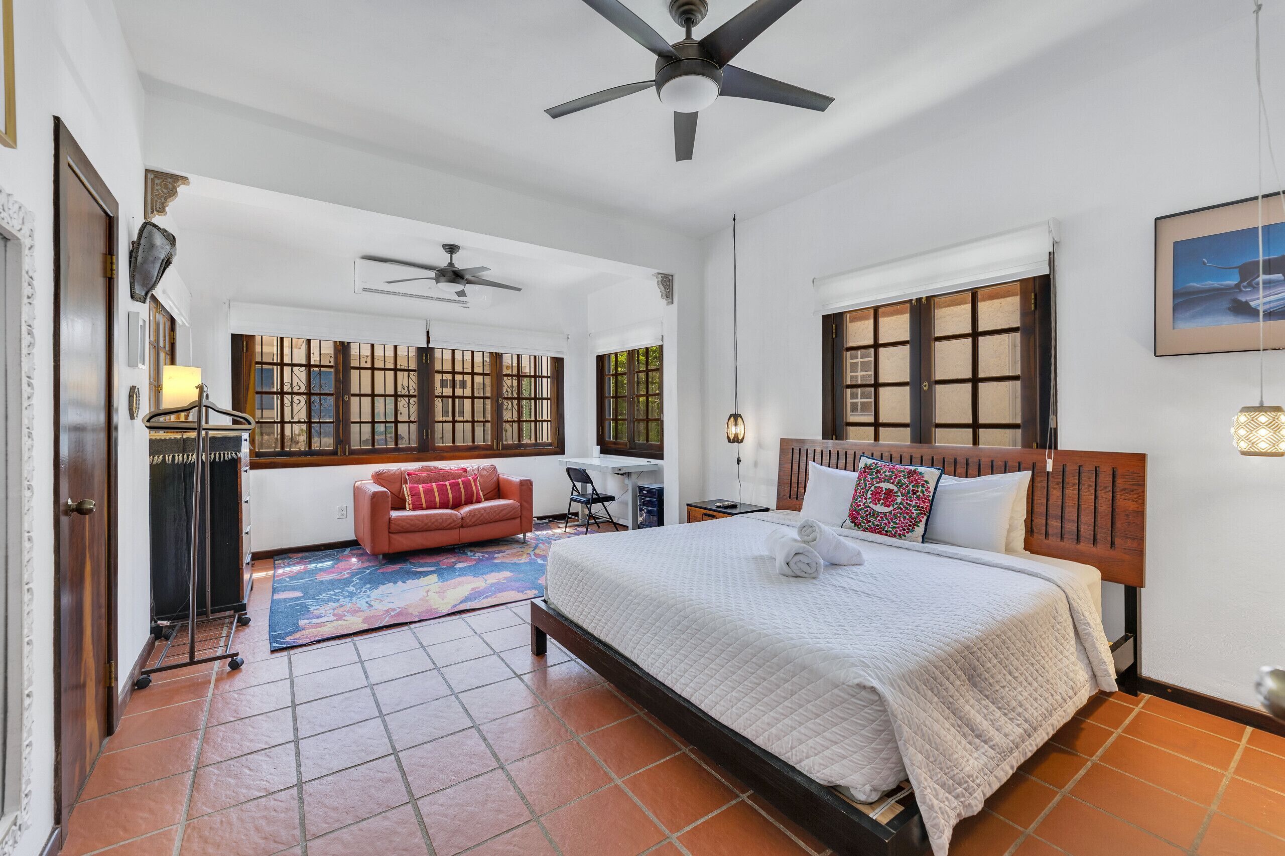 3 slaapkamers, een bureau, een strijkplank/strijkijzer, beddengoed