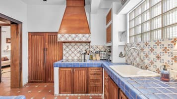 Fridge, stovetop, coffee/tea maker, electric kettle