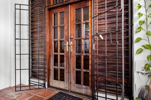 Multi-unit beachside complex for up to 12 guests!