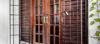 Multi-unit beachside complex for up to 12 guests!