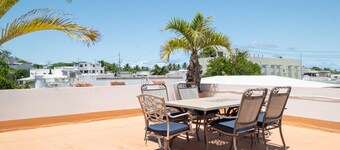 Multi-unit beachside complex for up to 12 guests!