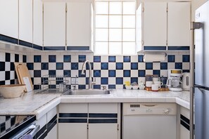 Fridge, microwave, oven, coffee/tea maker