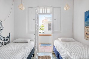 4 bedrooms, iron/ironing board, bed sheets