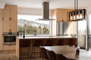 Kylskåp, mikrovågsugn, ugn och spishäll