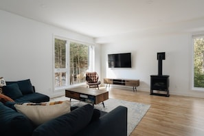 Fernseher, Kamin, Tischfußball, Arbeitsbereiche